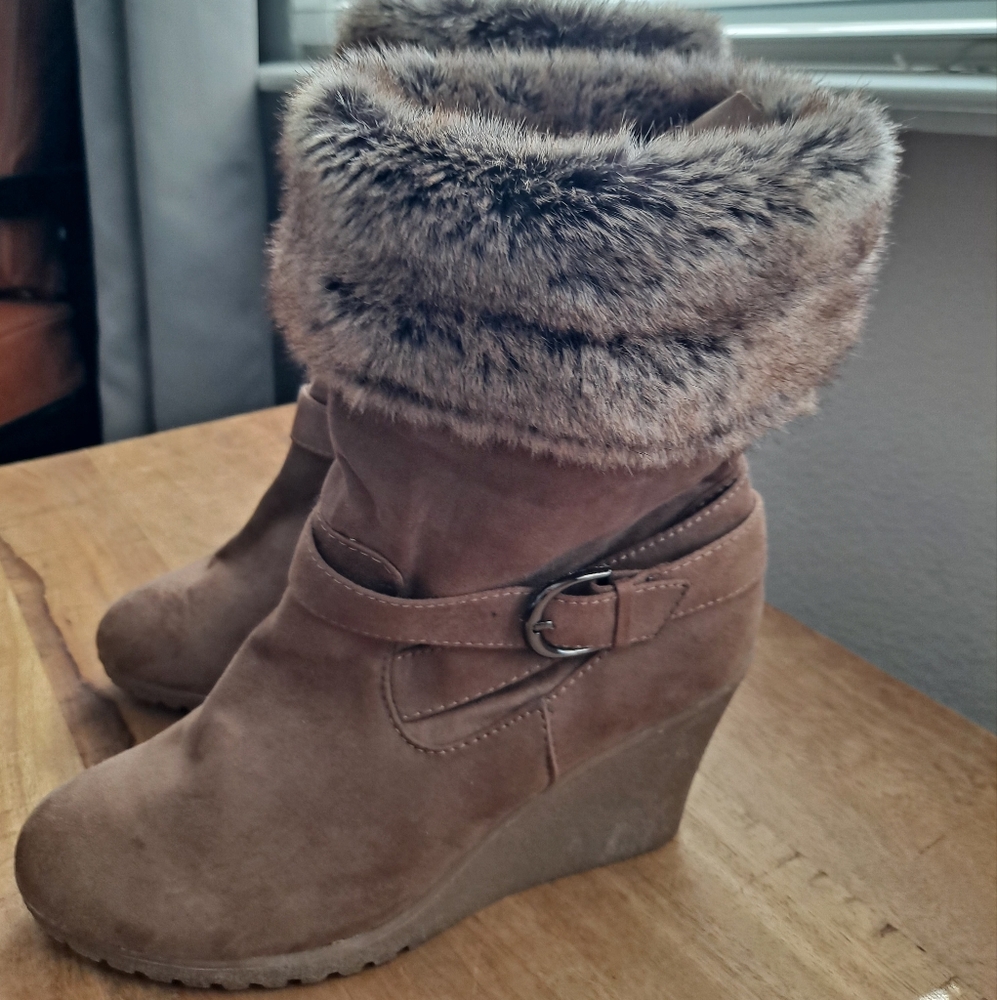 a.n.a. wedges boots Faux Fur Toastie Toes Winter Wear Taupe Color 9.5 Size New